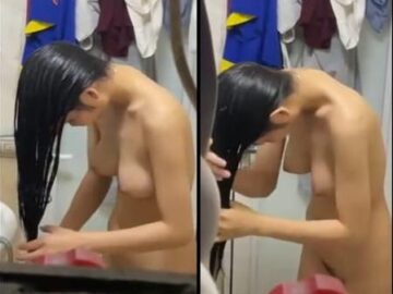 Quay lén em gái lớp 11 tắm lông bím còn lưa thưa