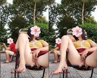 Ngồi uống nước vỉa hè em chơi bạo không mặc quần lót kéo váy móc bướm cạnh người lạ